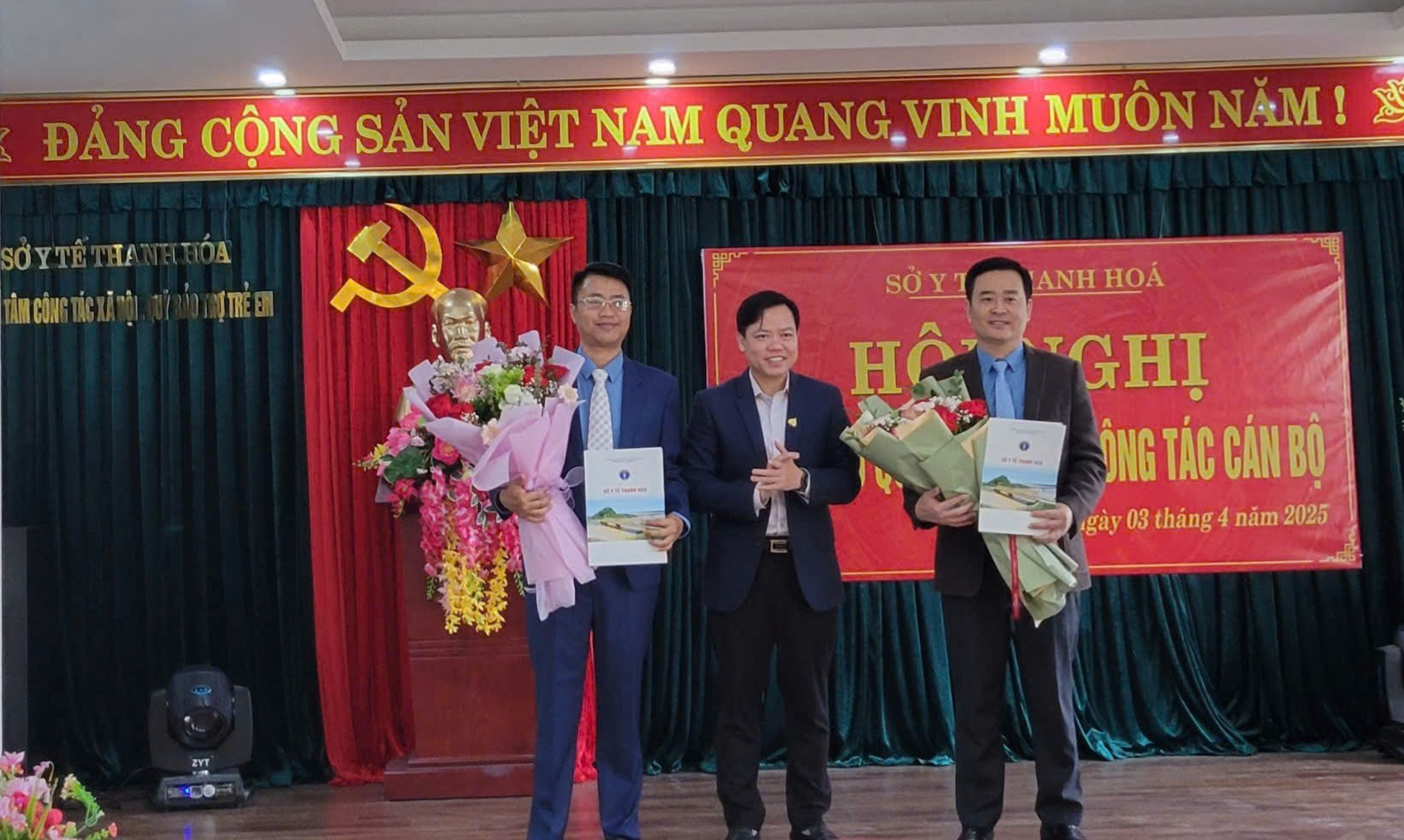 Ảnh: Đ/c Trần Văn Hùng – PGĐ Sở Y tế trao quyết định bổ nhiệm và tặng hoa chúc mừng.