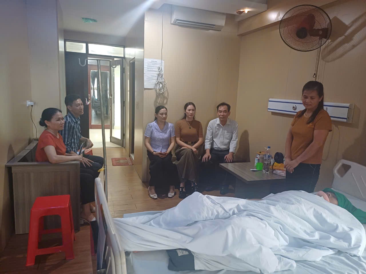 Ảnh: Ông Nguyễn Ngọc Thụ - Trưởng phòng Trẻ em & Bình đẳng giới - Sở Lao động-Thương binh và Xã hội Thanh Hóa thăm hỏi động viên trẻ và gia đình.