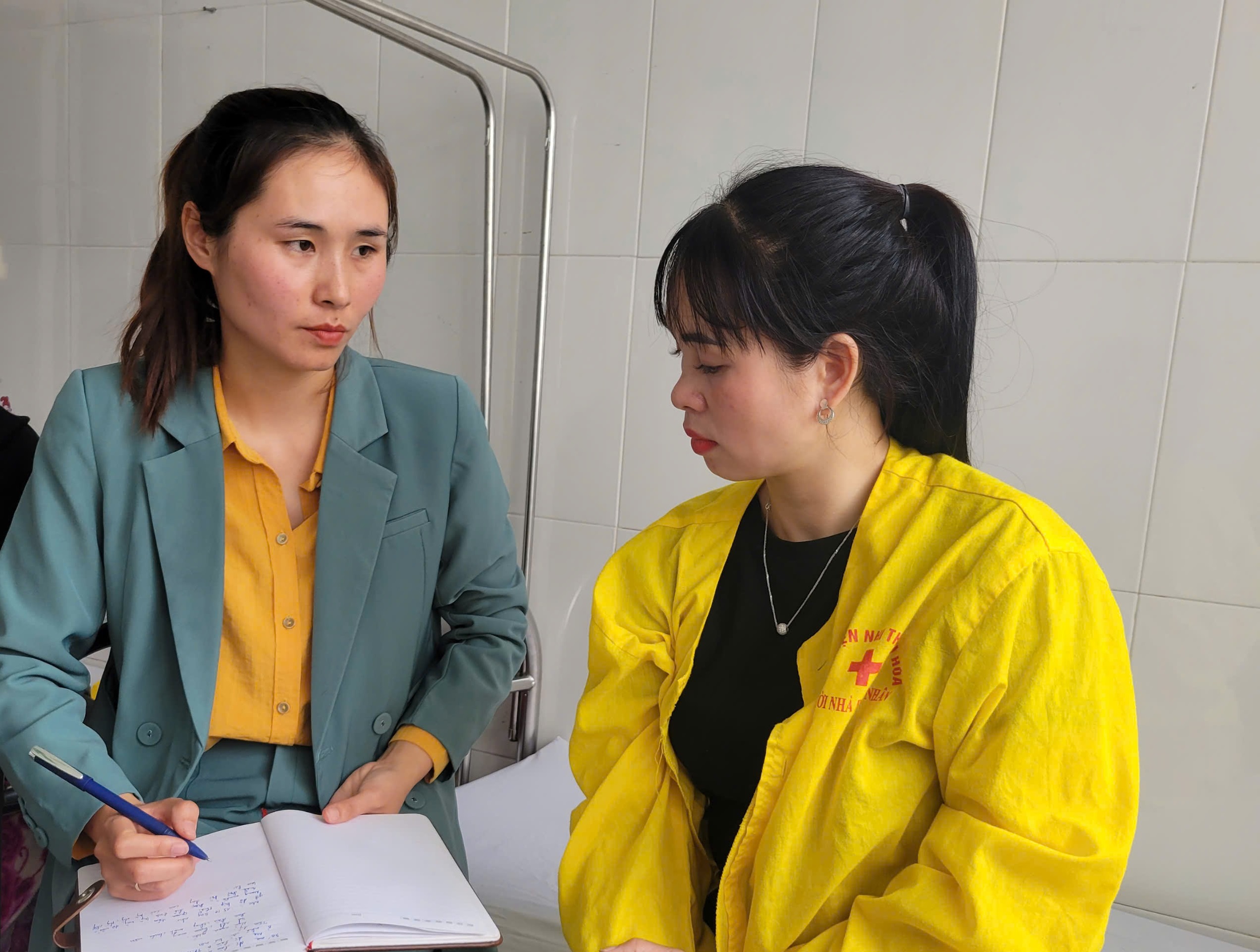  Nhân viên Trung tâm Công tác xã hội - Quỹ Bảo trợ trẻ em tỉnh Thanh Hóa trao đổi, nắm bắt thông tin từ gia đình