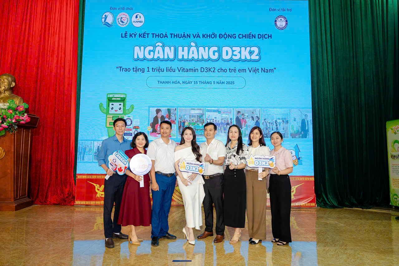 Ảnh: Đại sứ thương hiệu chụp ảnh lưu niệm cùng Cán bộ Trung tâm Công tác xã hội - Qũy Bảo trợ trẻ em tỉnh Thanh Hóa