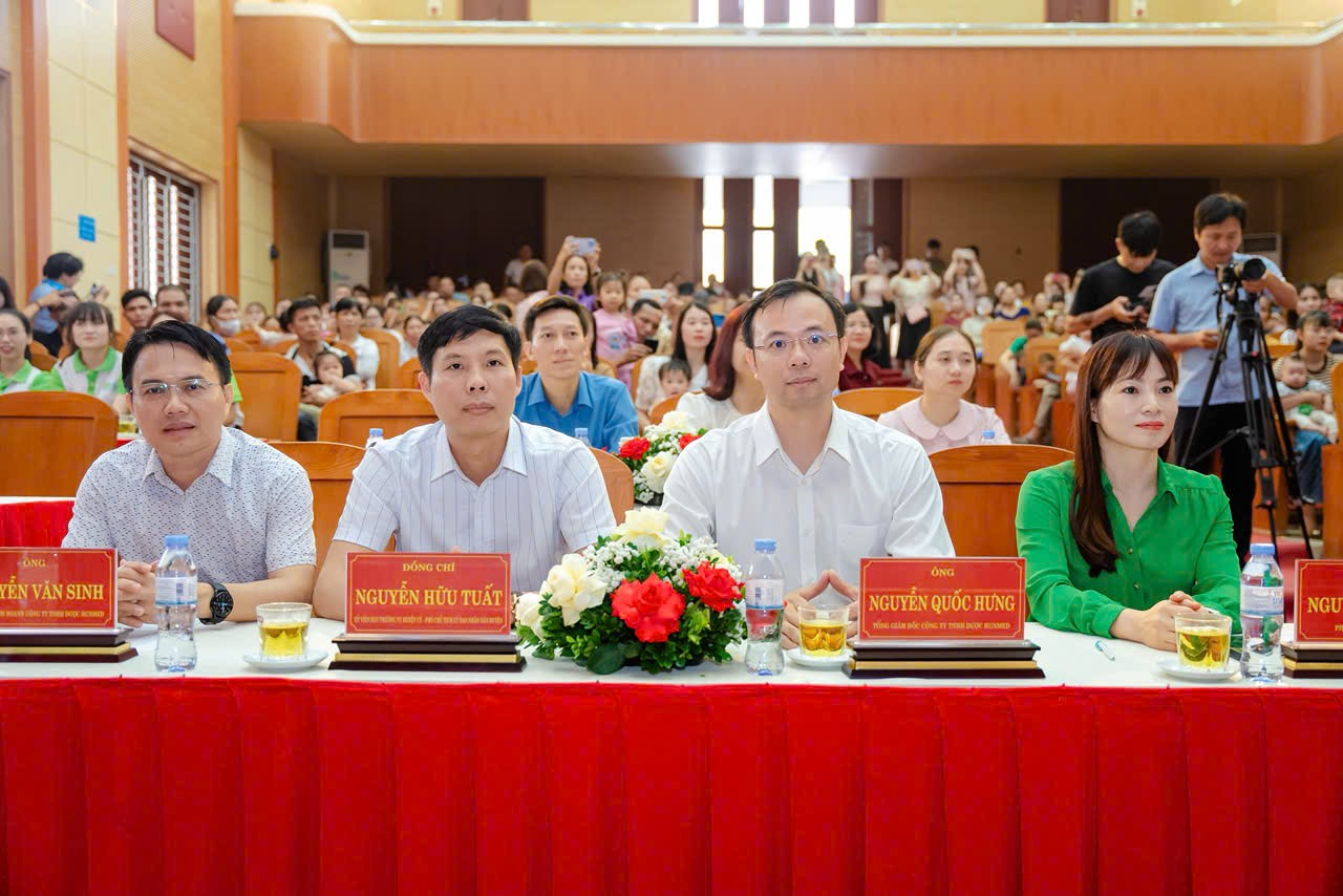 Ảnh: Đại diện chính quyền huyện Như Xuân cùng đại diện công ty Dược Hunmed trong buổi lễ ký kết 