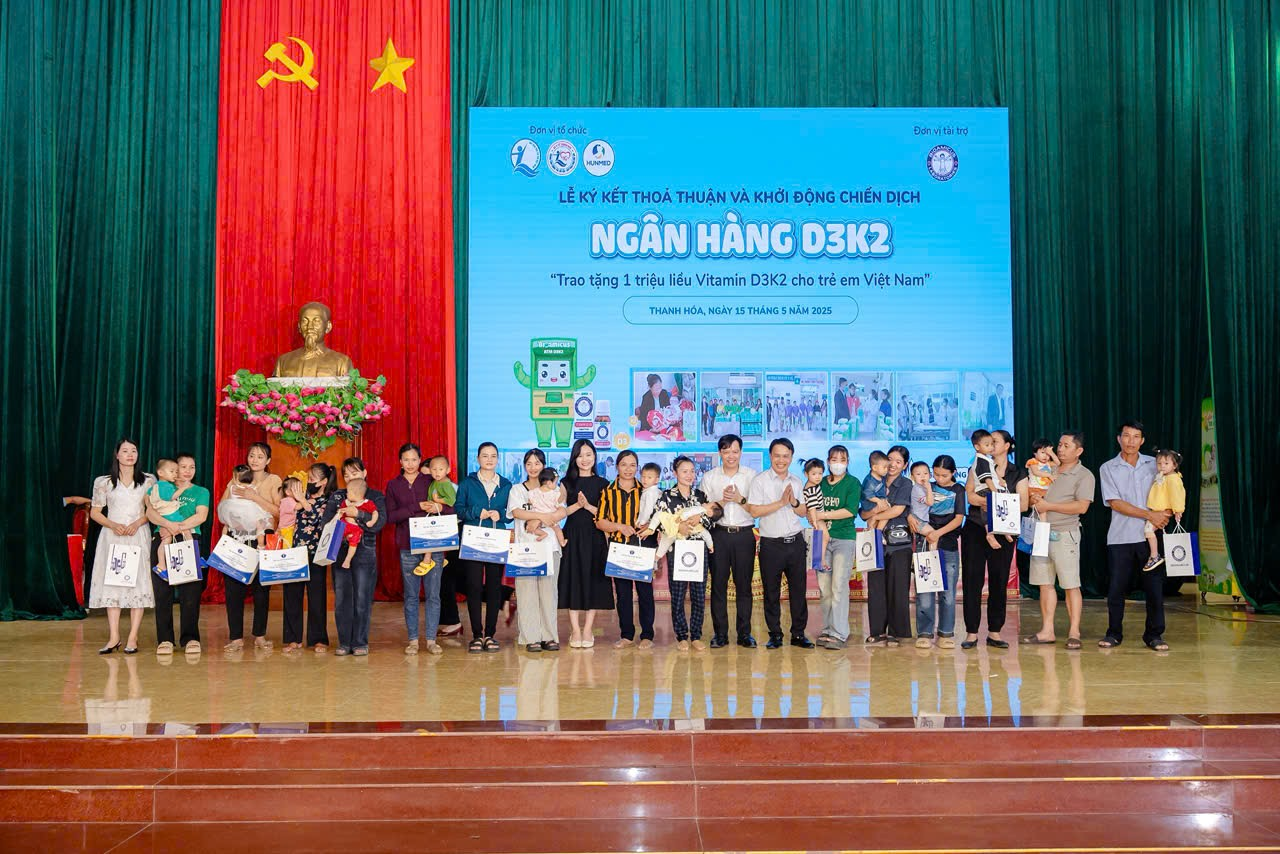 Ảnh: Lãnh đạo Sở Y tế tỉnh Thanh Hóa và Lãnh đạo Công ty Dược Hunmed tại buổi trao quà cho trẻ em tại huyện Như Xuân