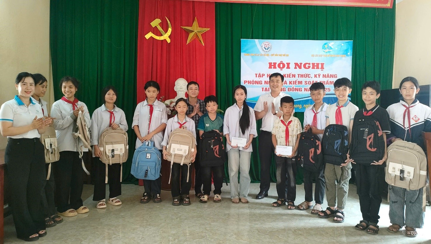 Ảnh: Niềm vui của các em khi được nhận được phần quà học bổng  và những chiếc ba lô mới.