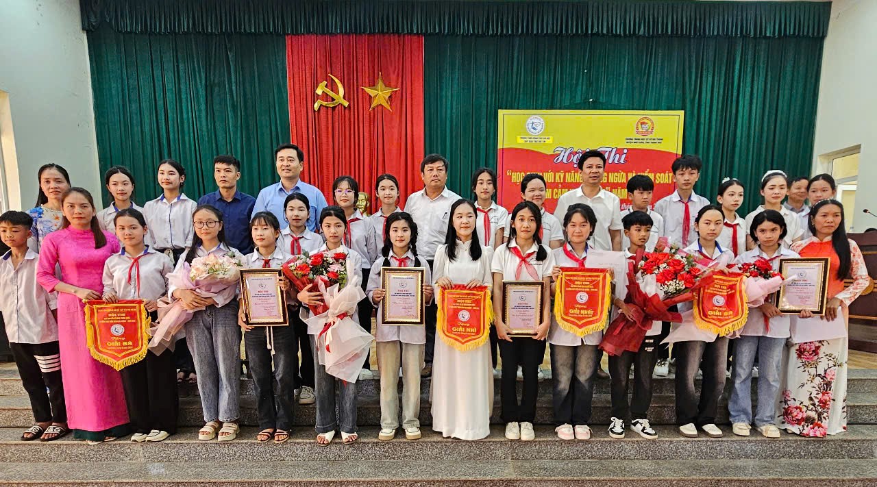 Ảnh: Ban tổ chức trao tặng giải thưởng chung cuộc khi kết thúc Hội thi