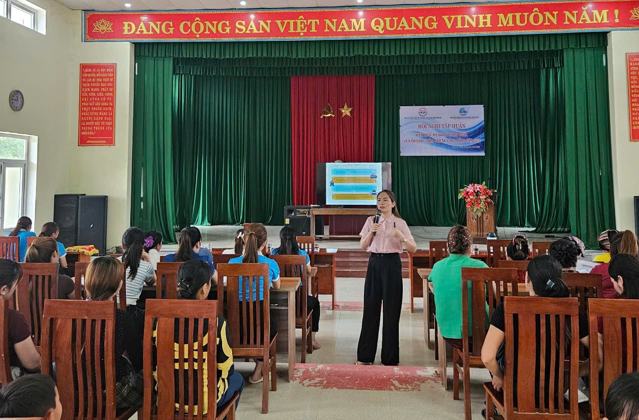 Ảnh: Báo cáo viên trao đổi kiến thức về căn bệnh trầm cảm.