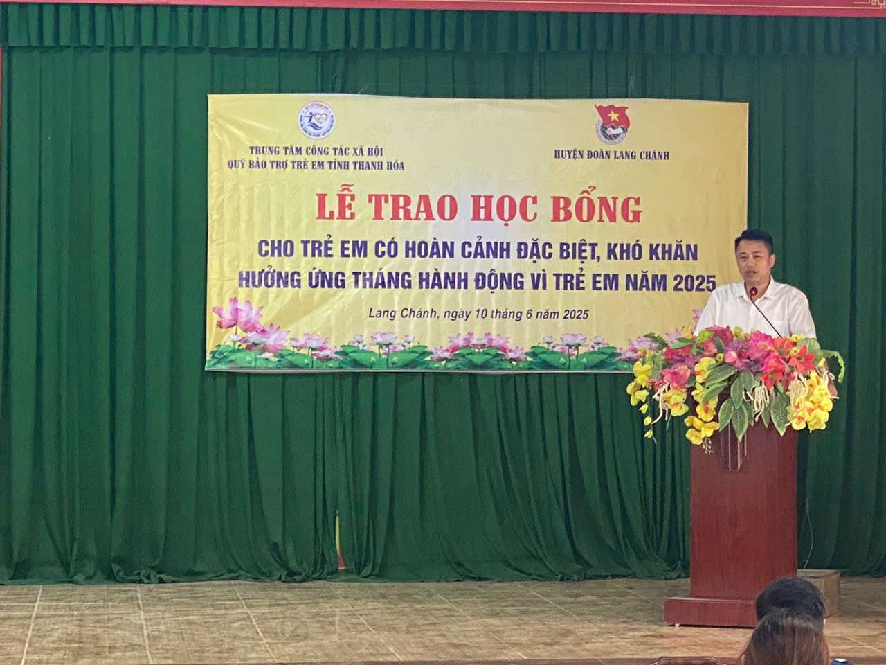 Ông Lại Thế Quảng - Phó Giám đốc Trung tâm phát biểu tại buổi lễ trao học bổng