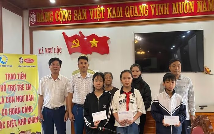 Đại diện Trung tâm Công tác xã hội - Quỹ Bảo trợ trẻ em và chính quyền địa phương trao tiền hỗ trợ thuộc Dự án “Thả lưới ước mơ” cho 3 em học sinh trên địa bàn xã Ngư Lộc (Hậu Lộc).
