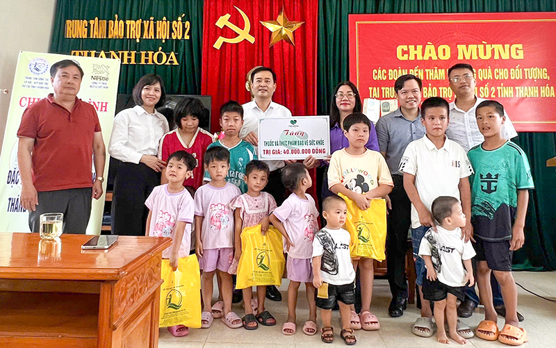 Đoàn công tác đến thăm, tặng quà cho trẻ em tại Trung tâm Bảo trợ xã hội số 2.