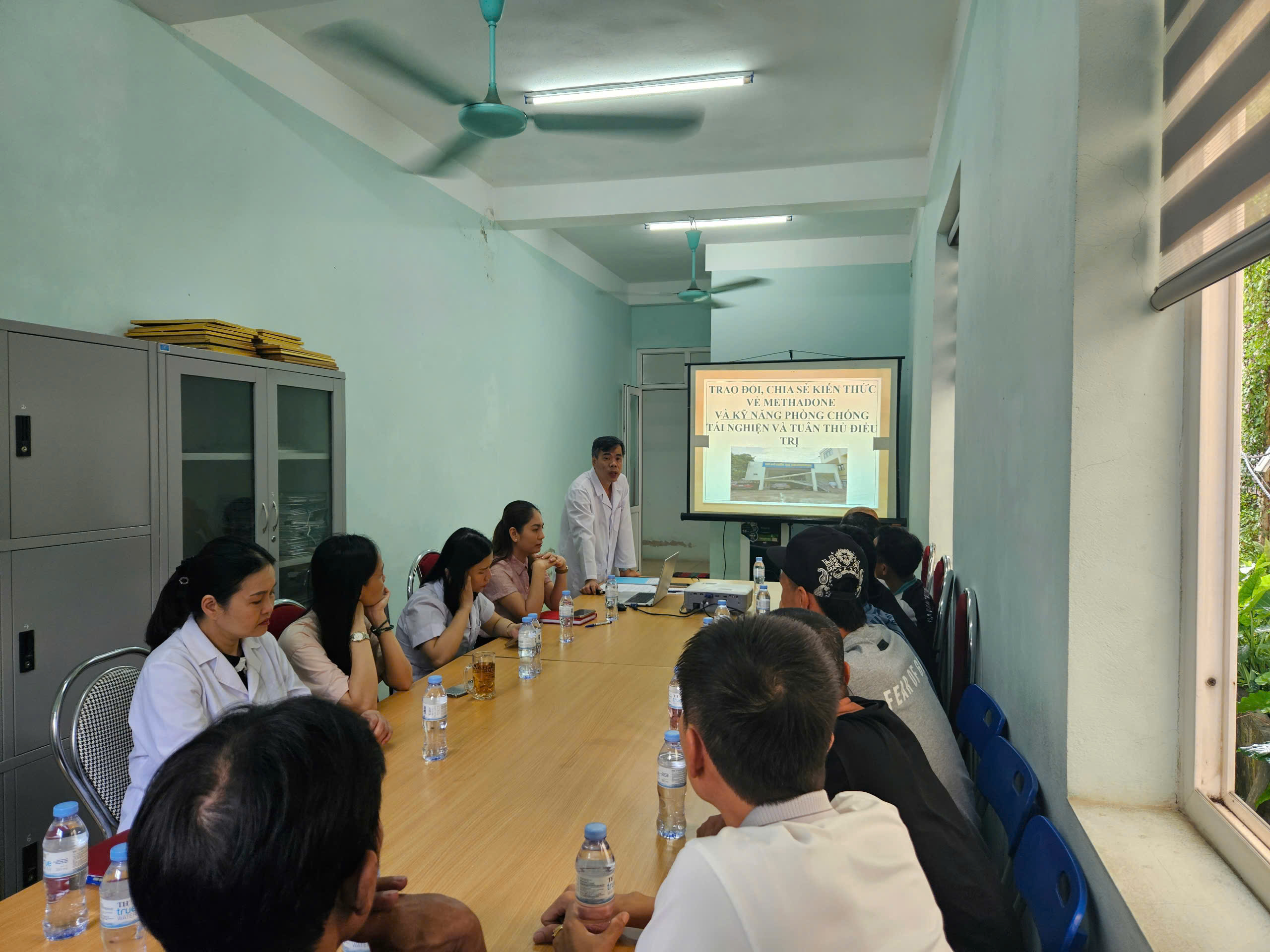 Toàn cảnh diễn đàn trao đổi, chia sẻ kiến thức về methadone hưởng ứng “Tháng hành động phòng, chống ma túy năm 2025”.