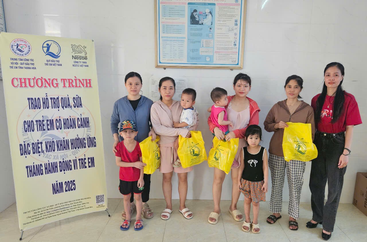 Ảnh: Trao tặng quà, sữa cho trẻ em có hoàn cảnh khó khăn tại xã Tế Thắng, Nông Cống.