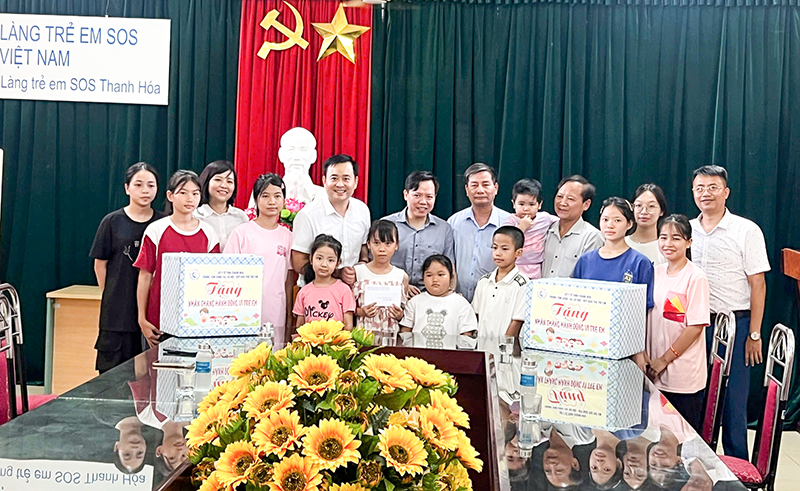 Đoàn công tác đến thăm, tặng quà cho trẻ em tại Làng trẻ em SOS Thanh Hóa.
