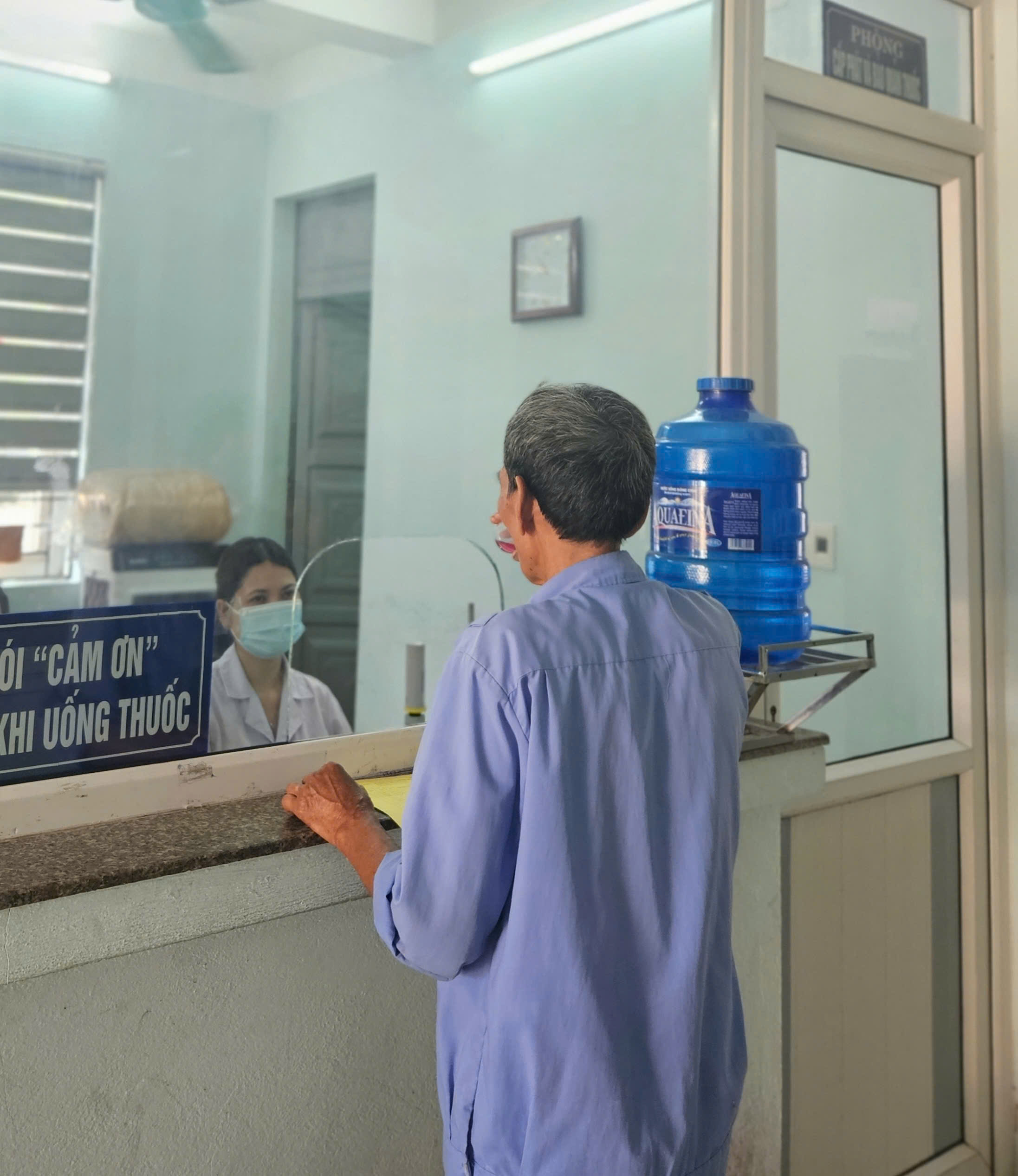 Bệnh nhân đến uống Methadone.