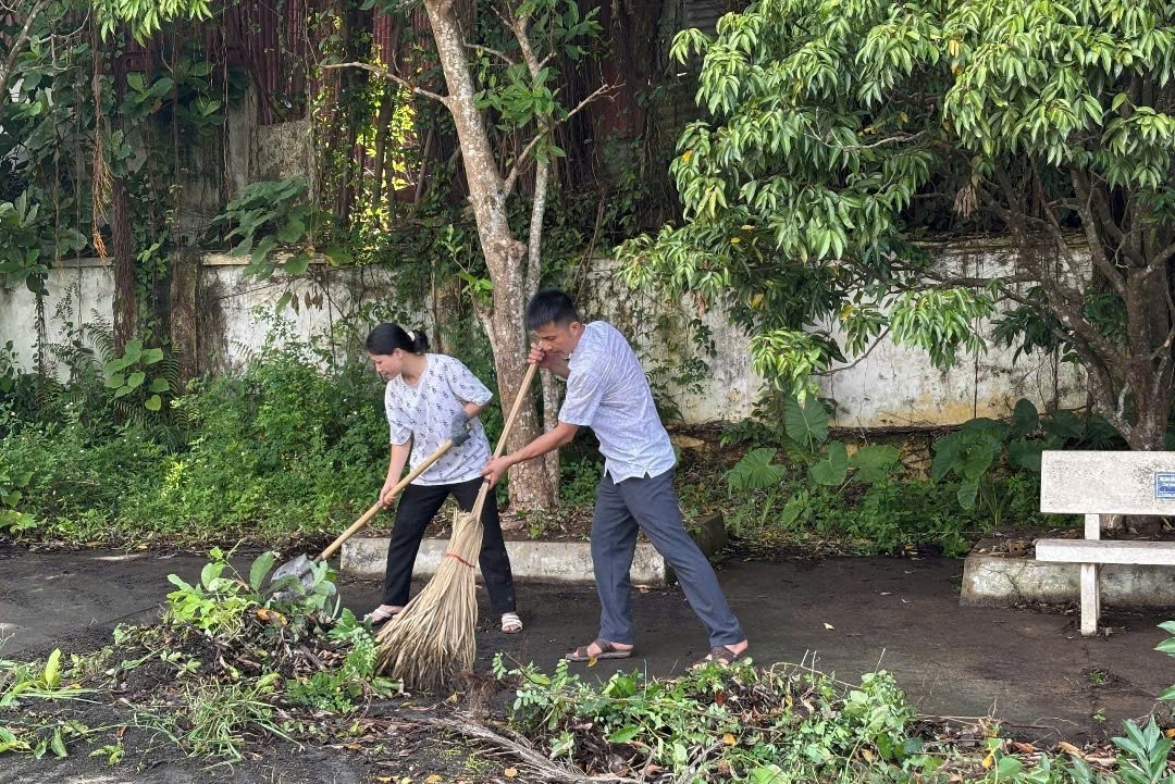 Đoàn viên chủ động phân công nhiệm vụ, dọn dẹp từng khu vực tại khuôn viên Trung tâm.