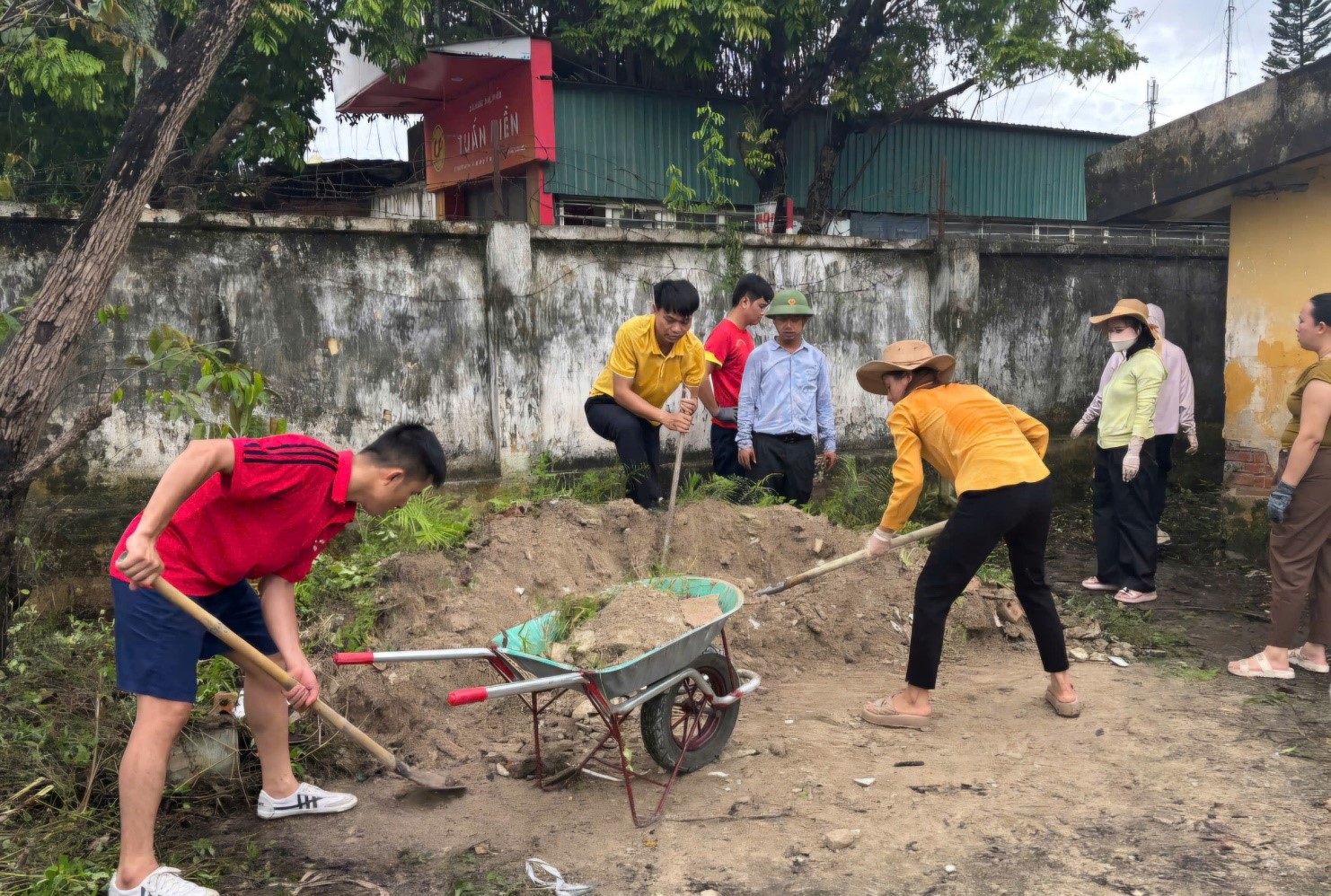 Hoạt động lao động của đoàn viên Thanh niên Trung tâm.