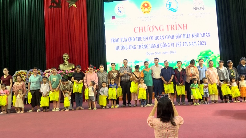 Ông Lại Thế Quảng, Phó Giám đốc Trung tâm Công tác xã hội - Quỹ Bảo trợ trẻ em tỉnh Thanh Hóa trao quà đến trẻ em nghèo.