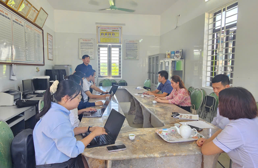 Hoạt động thực địa tại Trạm Y tế Đông Phú.