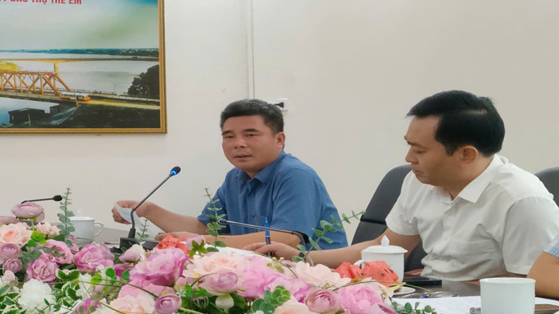 Ông Vũ Huy Vượng, Trưởng phòng Bảo trợ - Trẻ em, Sở Y tế tỉnh Thanh Hoá   trao đổi tại buổi làm việc. 
