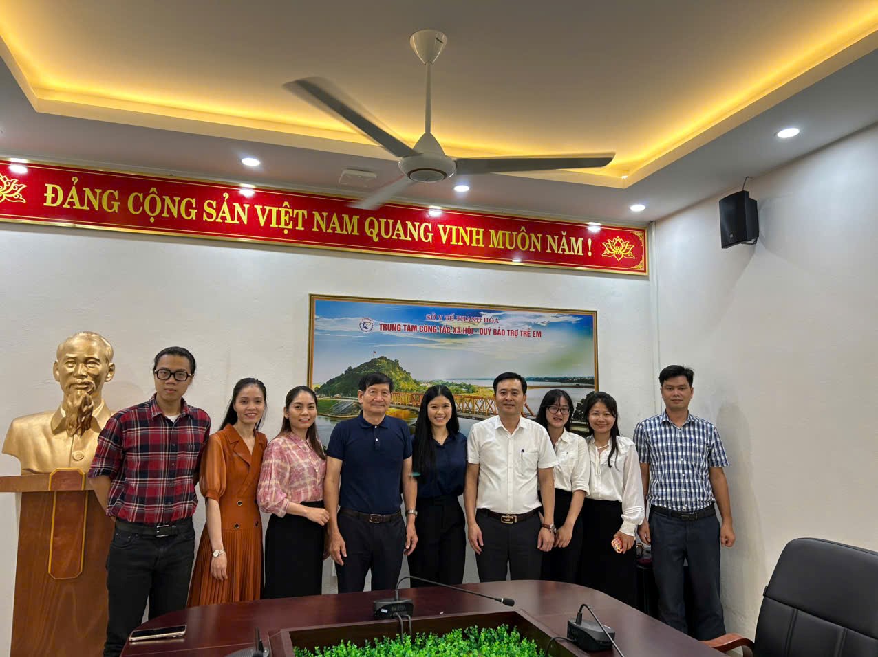 Cán bộ Trung tâm chụp ảnh lưu niệm cung đoàn chuyên gia Dự án.