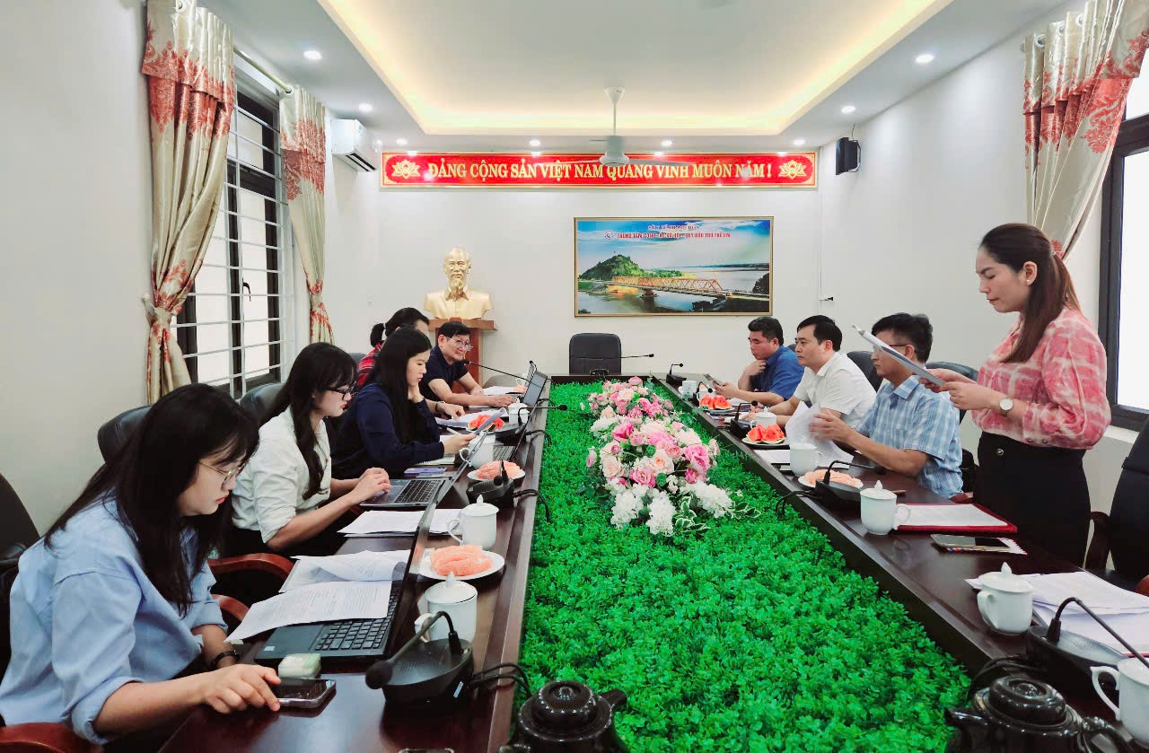 Toàn cảnh buổi làm việc tại Trung tâm.