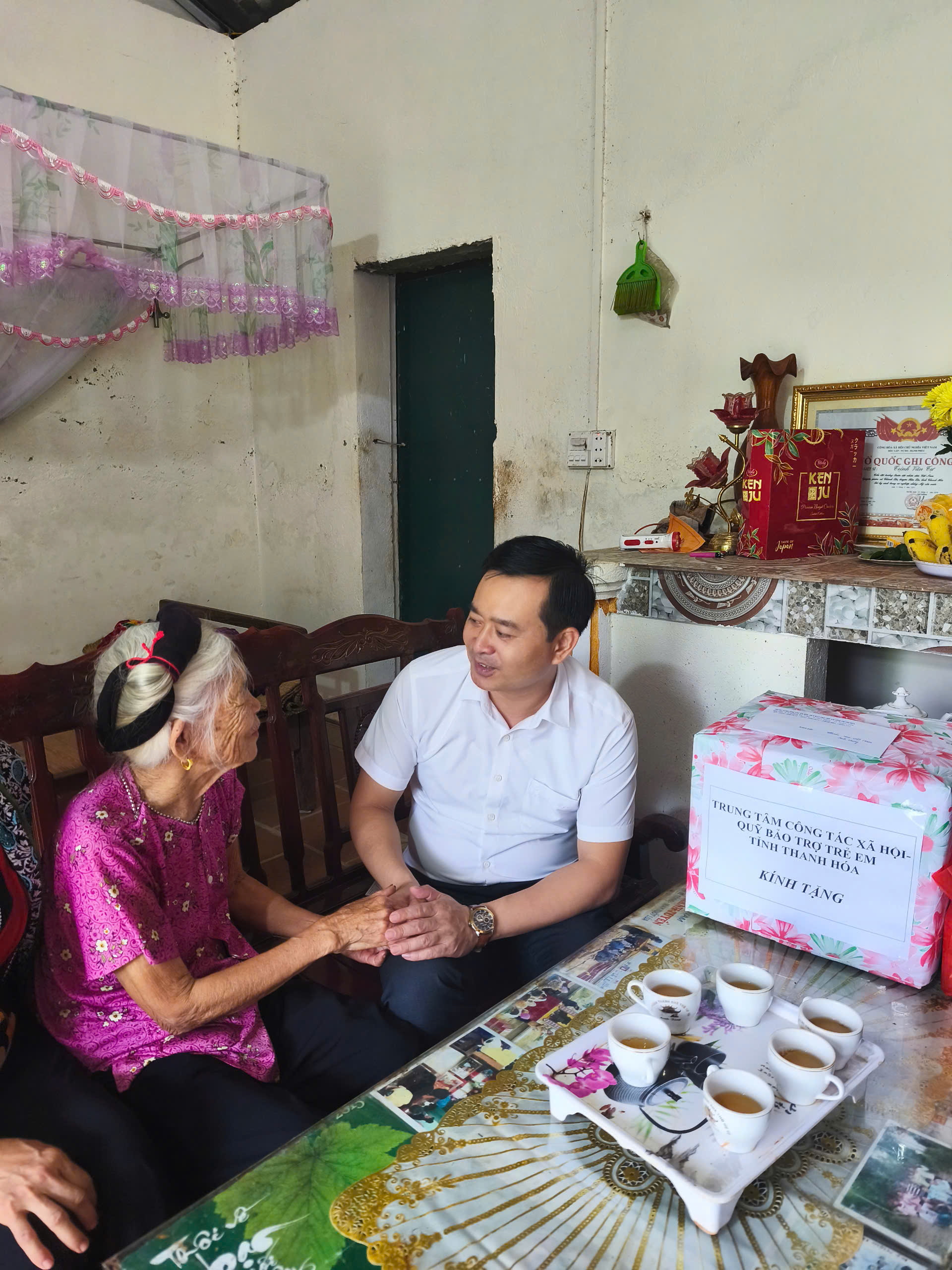 Ông Hoàng Duy Xuyên - Giám đốc Trung tâm Công tác xã hội - Quỹ Bảo trợ trẻ em ân cần động viên, hỏi thăm tình trạng sức khỏe Mẹ. 