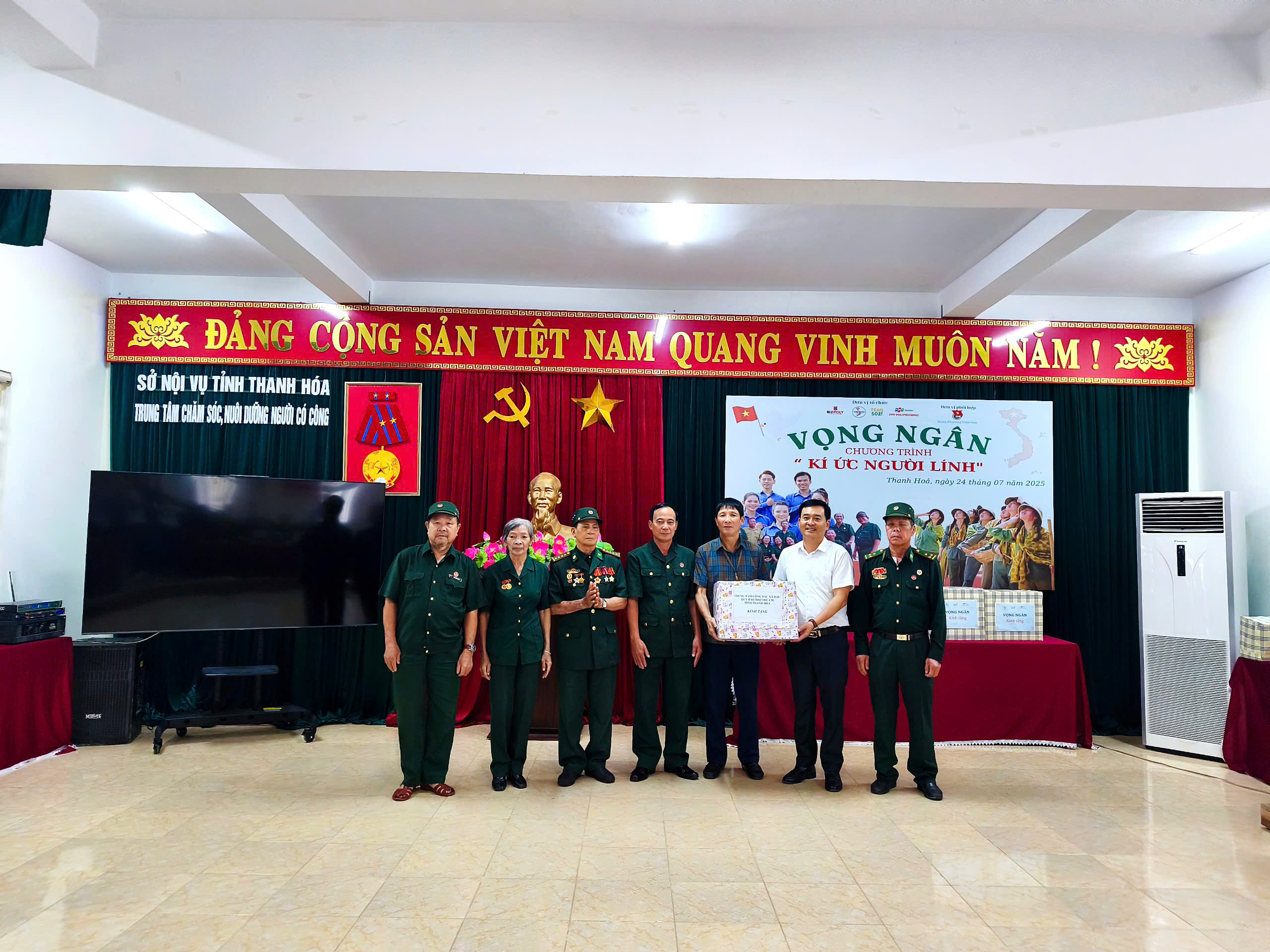 Ông Hoàng Duy Xuyên - Giám đốc Trung tâm Công tác xã hội - Quỹ Bảo trợ trẻ em trao tặng quà tại Trung tâm Chăm sóc, Nuôi dưỡng Người có công.