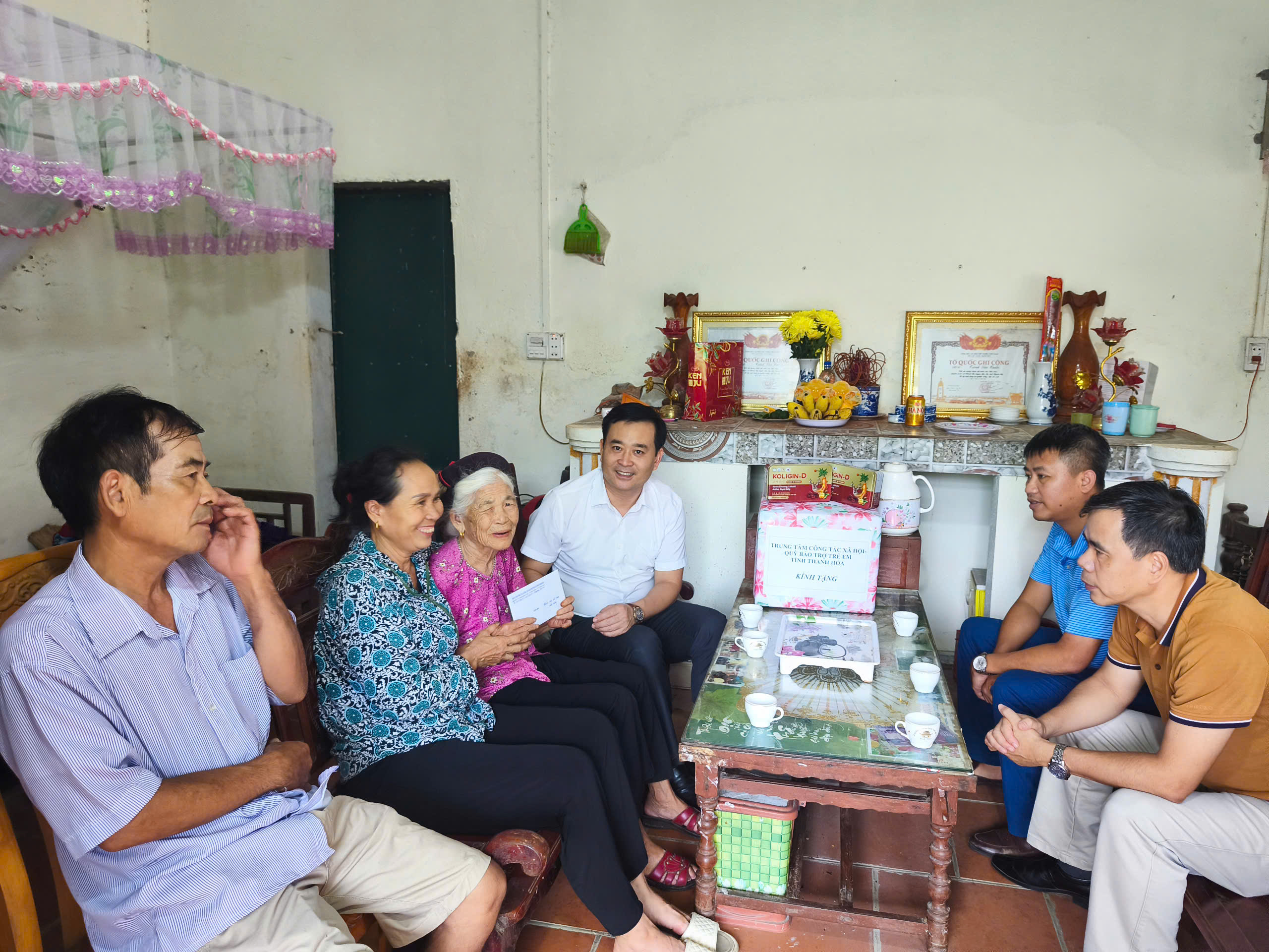 Đoàn công tác đến thăm và tặng quà cho Mẹ Nguyễn Thị Toàn.