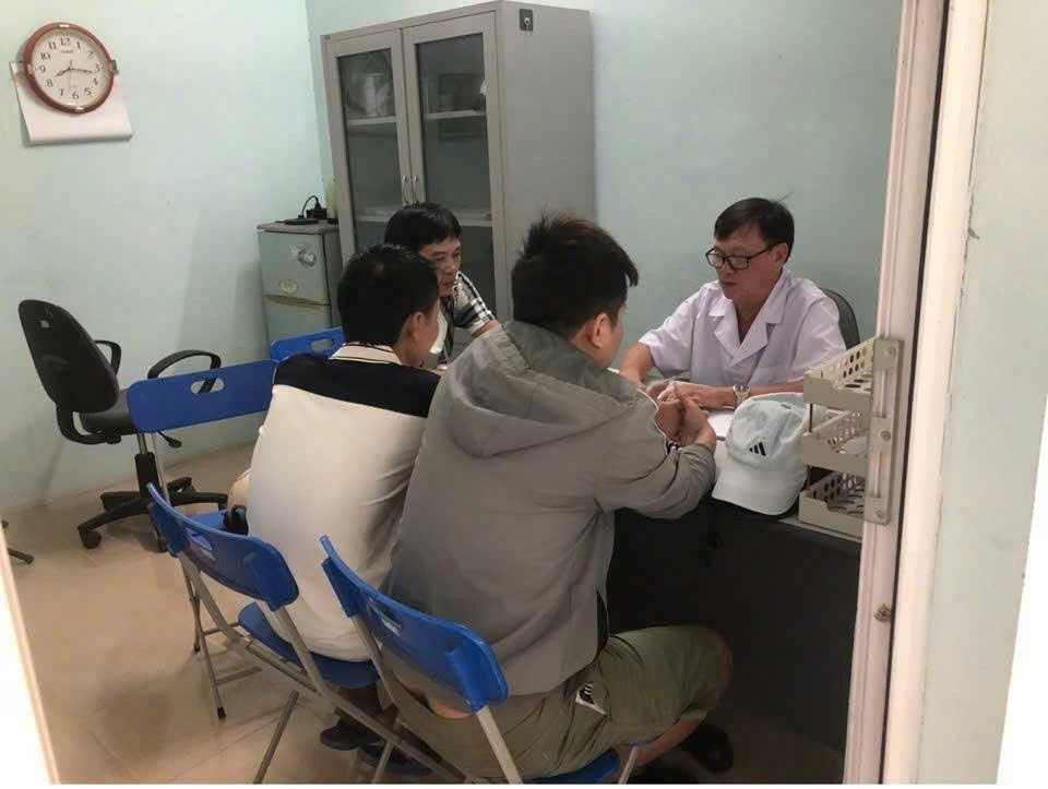 Cán bộ trung tâm tư vấn, trao đổi cùng người bệnh và gia đình lơi ích của việc điều trị bằng Methadon.