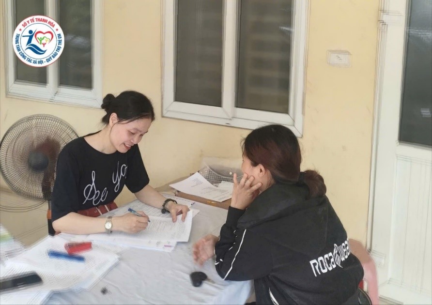 Cán bộ Trung tâm thực hiện đánh giá phát hiện sớm trầm cảm sau sinh
