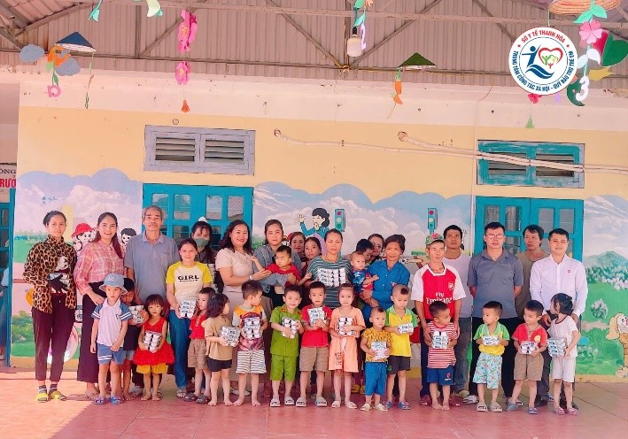 Trao tặng sữa chua dinh dưỡng Zott cho trẻ em có hoàn cảnh khó khăn tại xã Điền Lư
