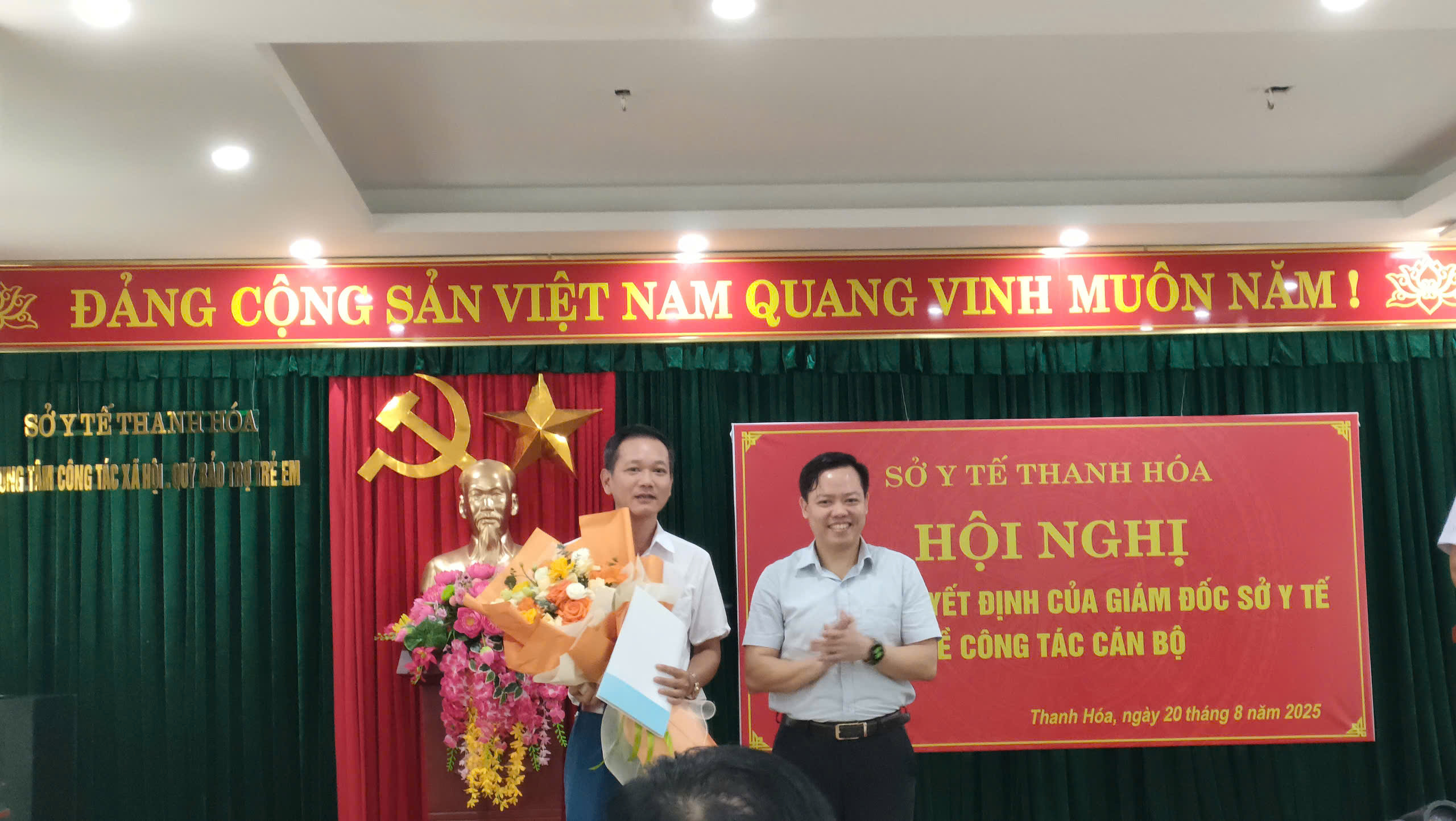 Ông Trần Văn Hùng - Thường vụ Đảng ủy, Phó Giám Đốc sở Y tế trao quyết định bổ nhiệm Phó Giám đốc Trung tâm Công tác xã hội - Quỹ Bảo trợ trẻ em tỉnh Thanh Hóa cho ông Hồ Đại Thắng.