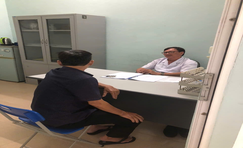 Cán bộ y tế tư vấn sức khỏe cho bệnh nhân
