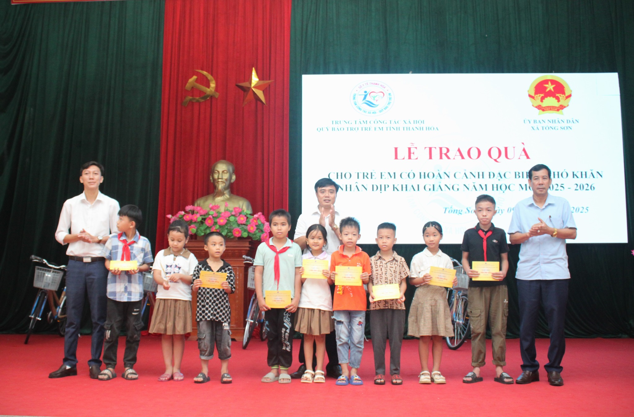 Ông Nguyễn Văn Phúc - Trưởng phòng Công tác xã hội - Quản lý Quỹ trao học bổng cho trẻ em xã Tống Sơn.