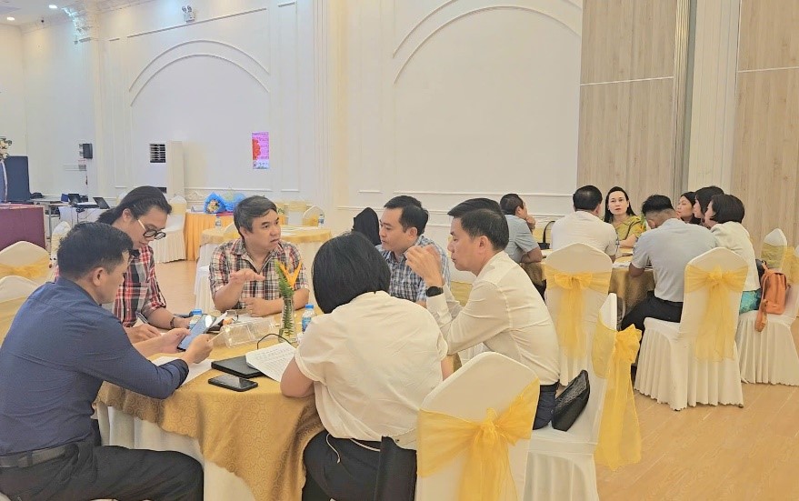 Các đại biểu nghiêm túc, tập trung cao độ trong phiên thảo luận, thể hiện tinh thần làm việc trách nhiệm tại hội thảo.