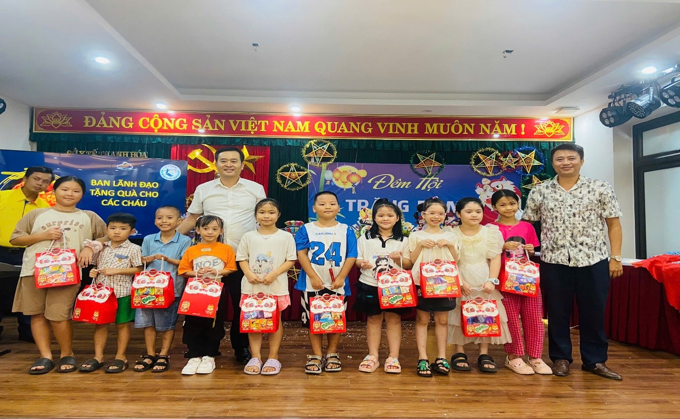 Ban Lãnh đạo Trung tâm tặng quà cho các cháu