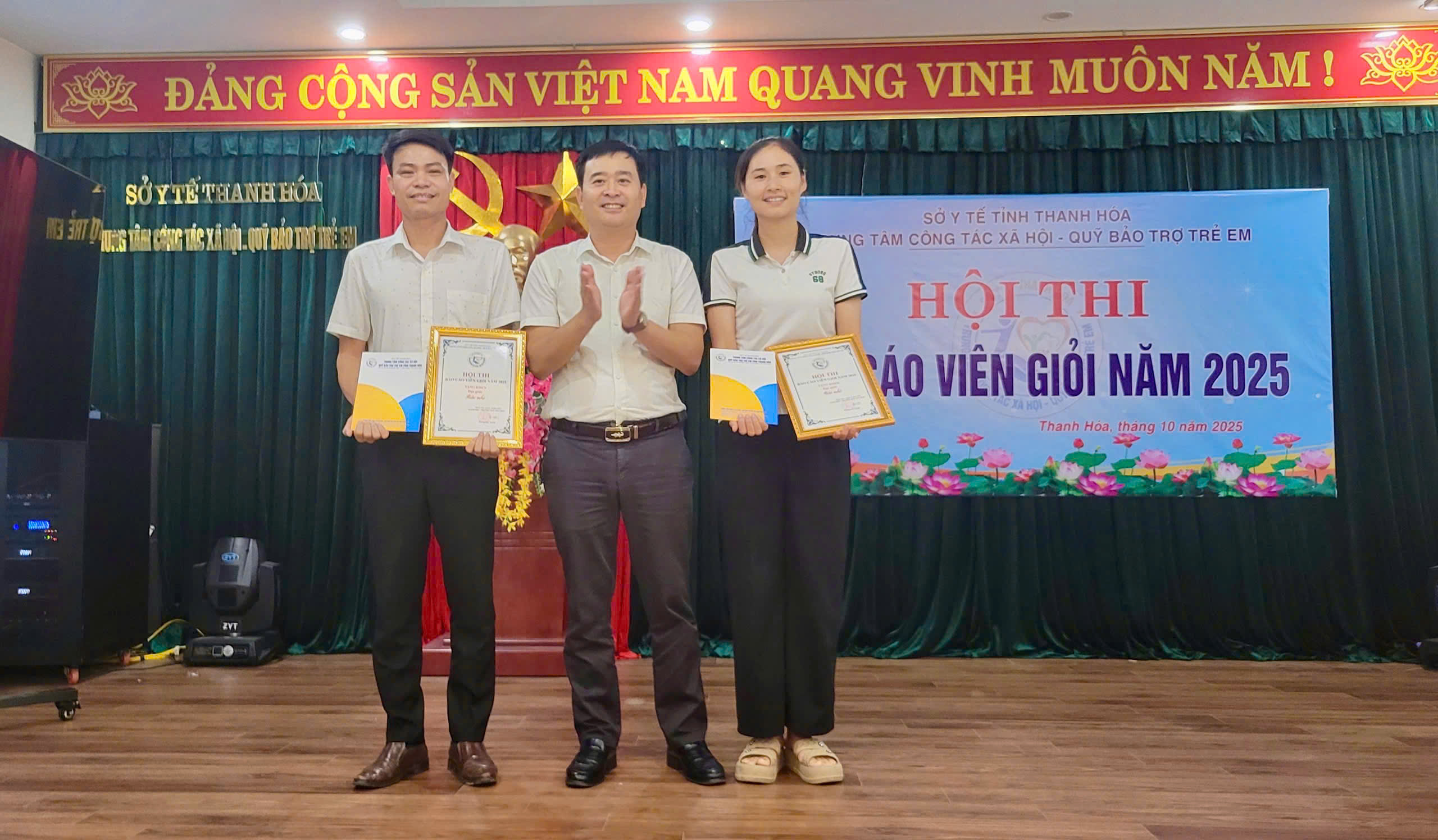 Ban Tổ chức trao giải cho báo cáo viên tham gia Hội thi
