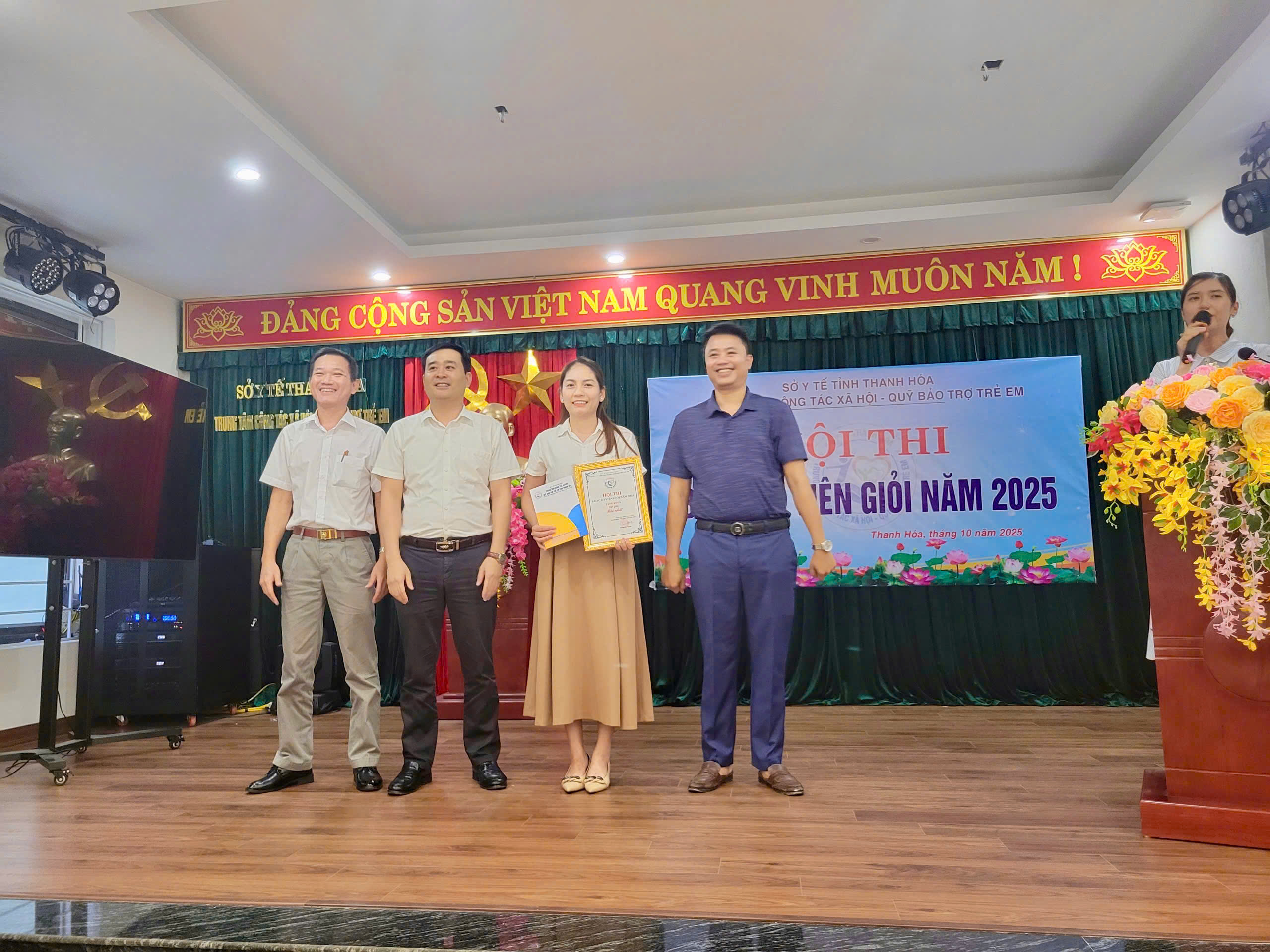 Ban Tổ chức trao giải cho báo cáo viên tham gia Hội thi