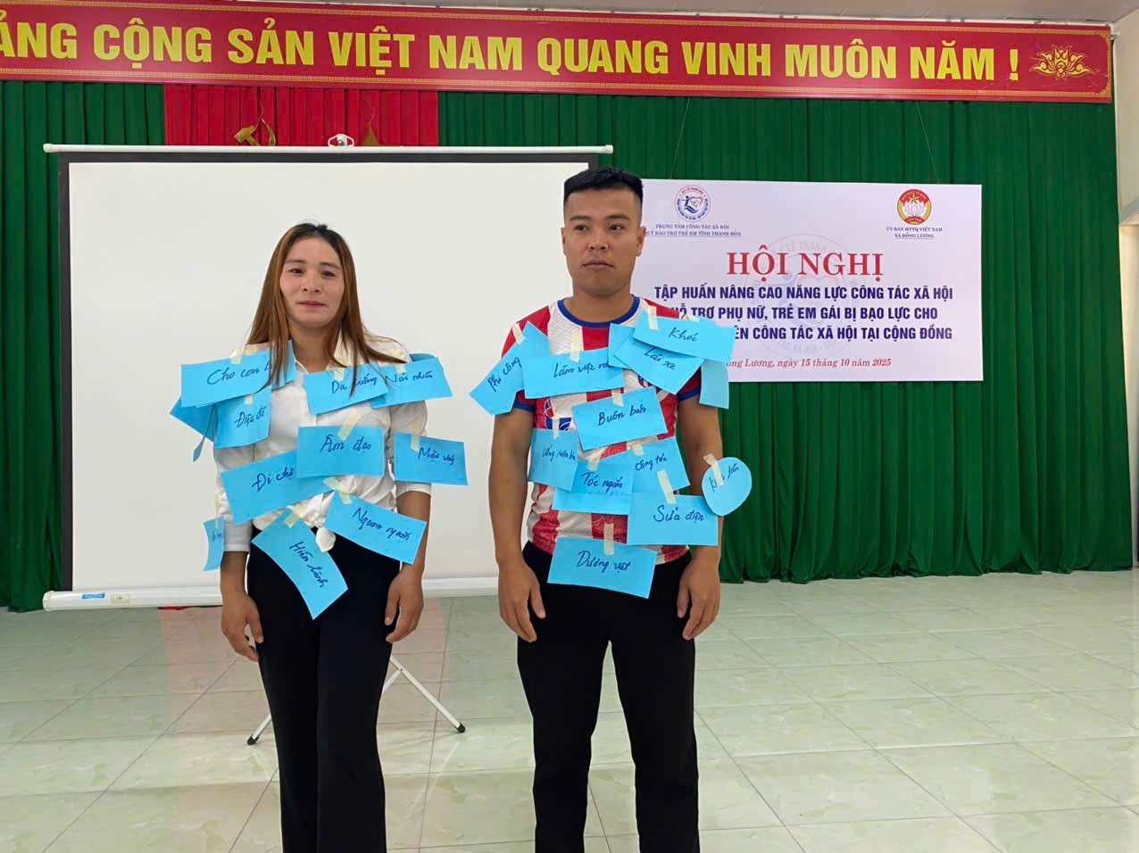 Báo cáo viên và học viên đang trao đổi
