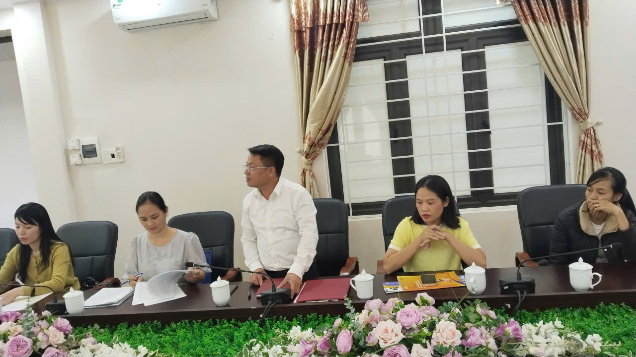 Ông Nguyễn Anh Công, Giám đốc Trung tâm Công tác xã hội - Quỹ Bảo trợ trẻ em tỉnh Tuyên Quang chia sẻ, trao đổi kinh nghiệm.