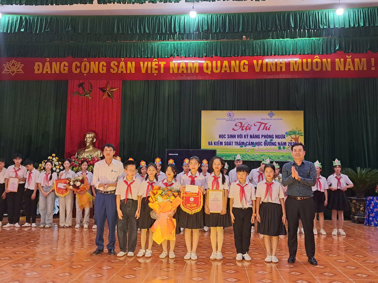 Ban tổ chức tặng quà và hoa cho các đội thi