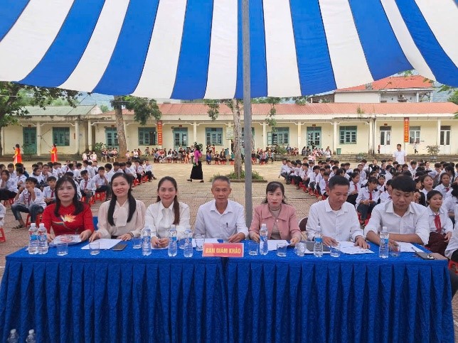 Ban Giám khảo và đông đảo học sinh có mặt trong Hội thi “Học sinh với kỹ năng phòng ngừa và kiểm soát trầm cảm học đường”.