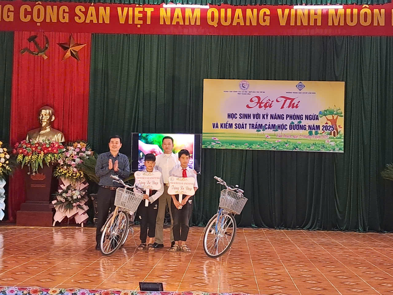 Ban lãnh đạo trung tâm trao tặng xe đạp cho học sinh có hoàn cảnh đặc biệt khó khăn 