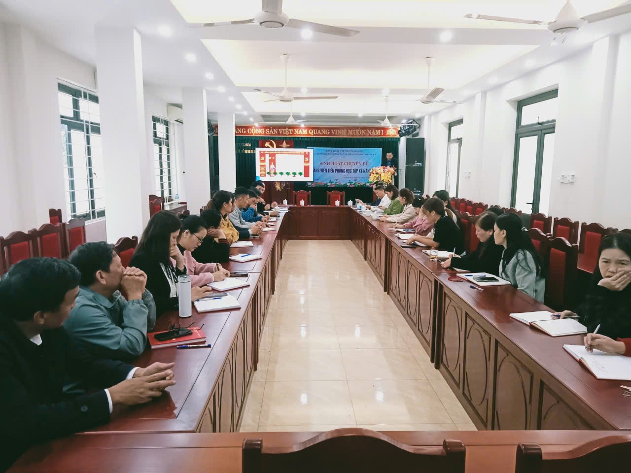 Đồng chí Hoàng Duy Xuyên - Bí thư Chi bộ phát biểu khai mạc buổi sinh hoạt chuyên đề