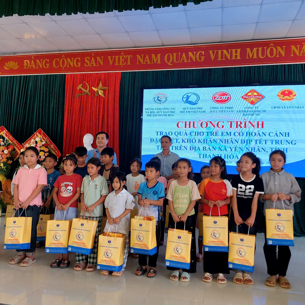 Đại diện Trung tâm Công tác xã hội - Quỹ Bảo trợ trẻ em tỉnh Thanh Hóa, đại diện xã Yên Nhân trao tặng bánh kẹo cho trẻ em Trường tiểu học Yên Nhân.