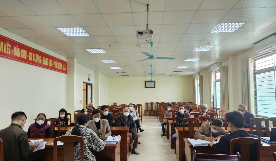 Cán bộ Trung tâm thực hiện hỗ trợ cho các bệnh nhân tại Trung tâm y tế Thiệu Hóa.