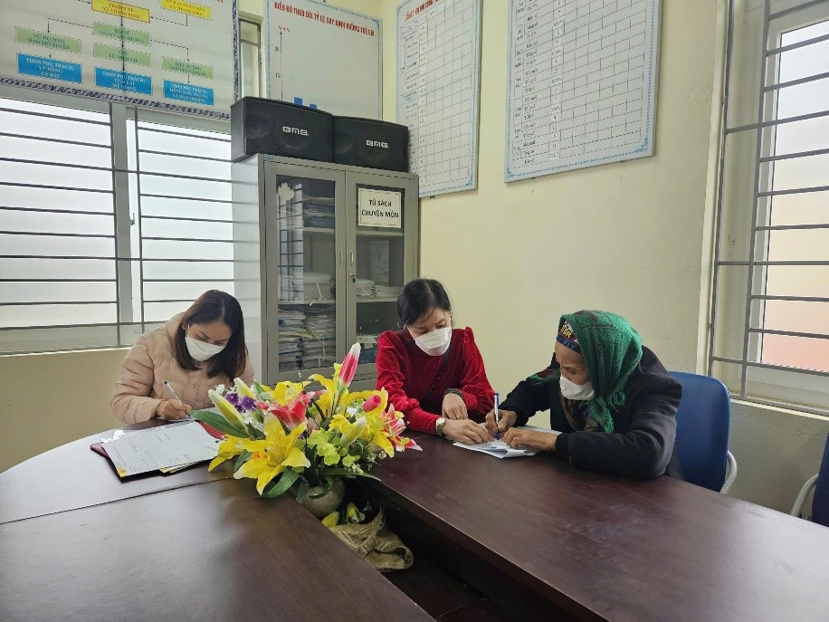 Hỗ trợ tại Trạm Y tế địa phương thuộc Trung tâm Y tế Nông Cống cho trường hợp bệnh nhân cao tuổi, khó khăn trong việc đi lại.