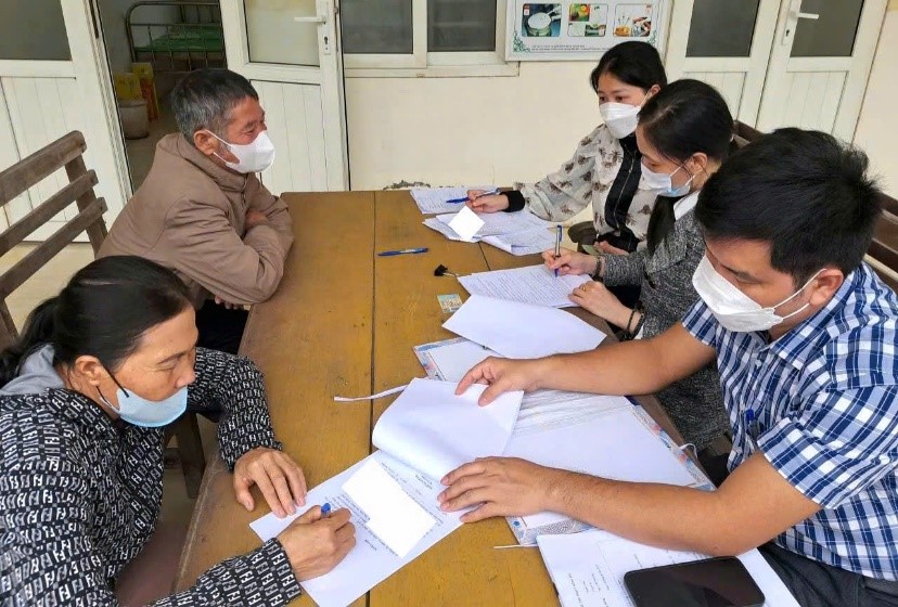 Cán bộ Trung tâm hướng dẫn người bệnh hoàn thiện các thủ tục nhận hỗ trợ sinh kế.