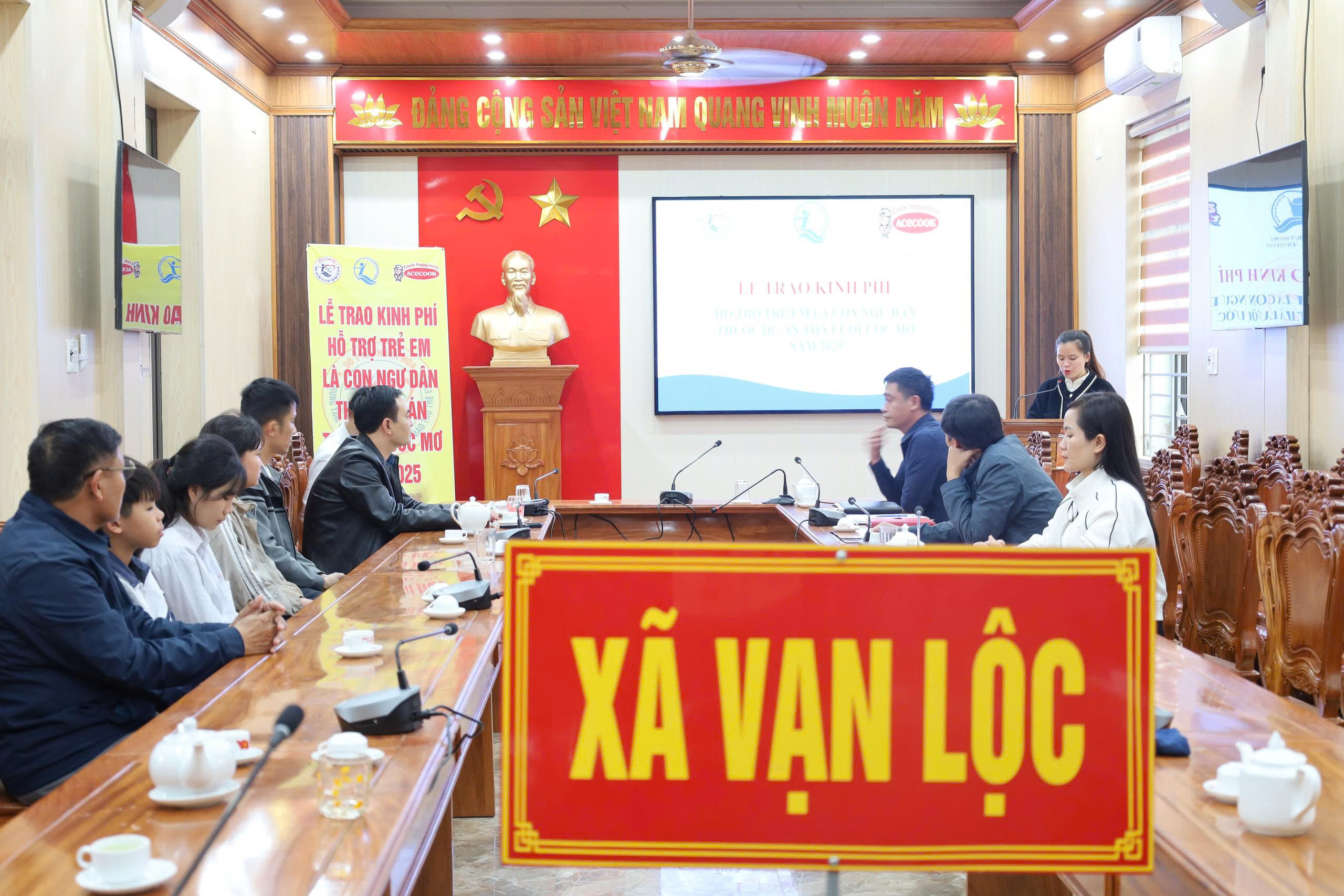 Toàn cảnh lễ trao kinh phí hỗ trợ trẻ em là con ngư dân thuộc dự án thả lưới ước mơ