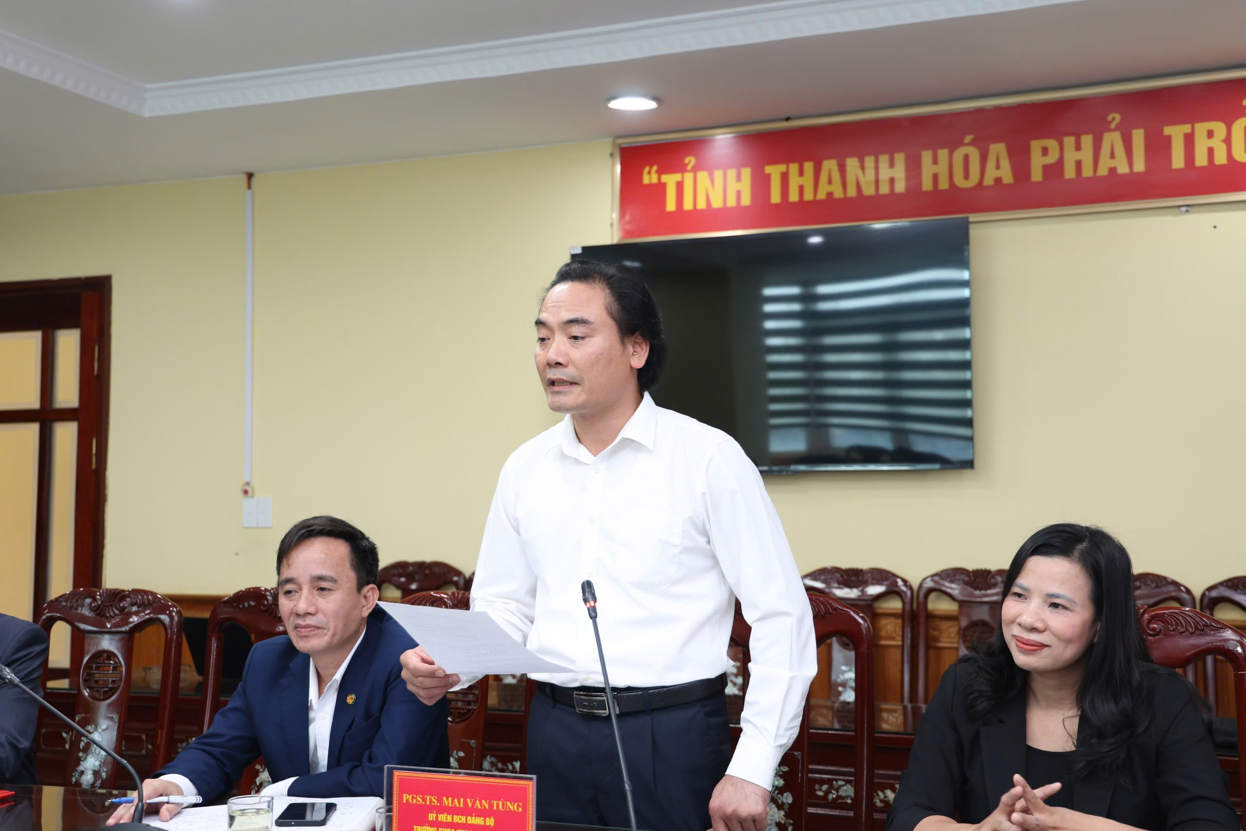 PGS.TS. Mai Văn Tùng, Trưởng Khoa Khoa học xã hội, Trường Đại học Hồng Đức trình bày báo cáo đề dẫn tại lễ ký kết