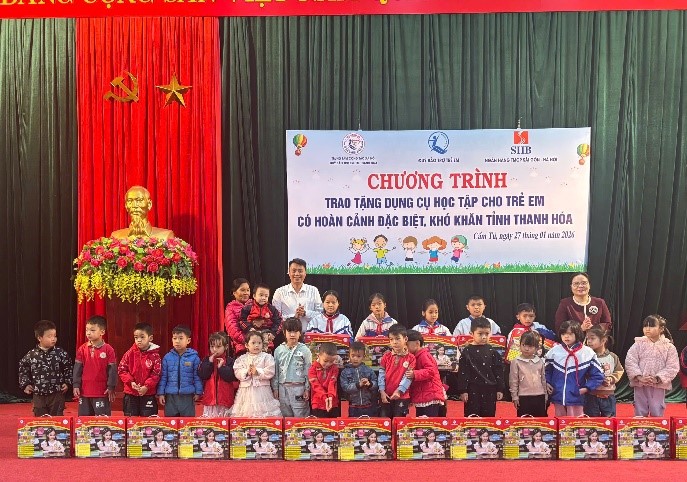 Trung tâm Công tác xã hội - Quỹ Bảo trợ trẻ em tỉnh Thanh Hóa trao tặng dụng cụ học tập cho trẻ em có hoàn cảnh đặc biệt, khó khăn tại xã Cẩm Tú, tỉnh Thanh Hóa.