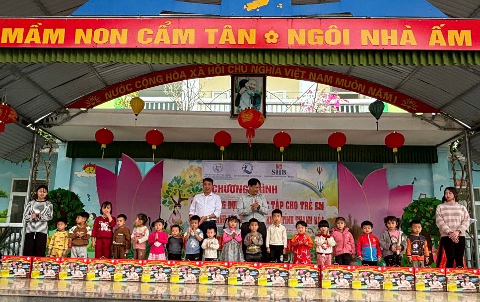 Trung tâm Công tác xã hội - Quỹ Bảo trợ trẻ em tỉnh Thanh Hóa trao tặng dụng cụ học tập cho trẻ em có hoàn cảnh đặc biệt, khó khăn tại xã Cẩm Tân, tỉnh Thanh Hóa.